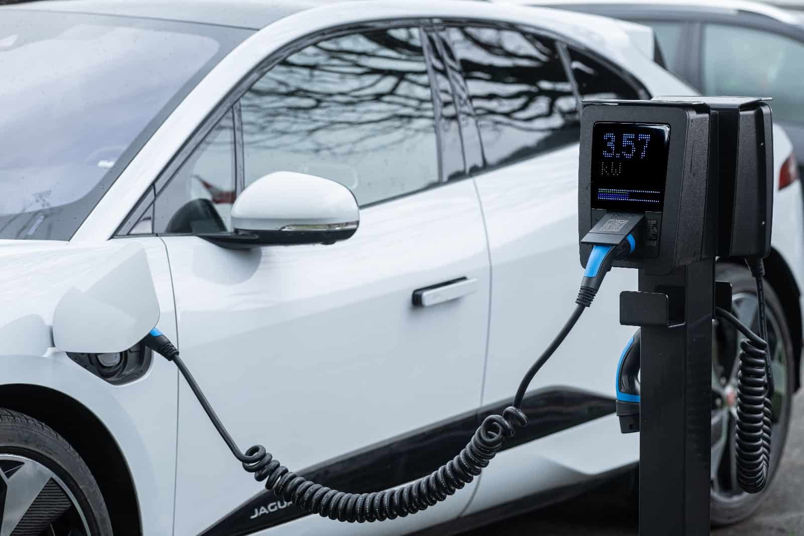 Wer an der Ladesäule steht will keine böse Überraschung erleben. Der TÜV Süd checkt den Zustand des Antriebsbatterie Ihres Elektroautos. Foto: Pexels