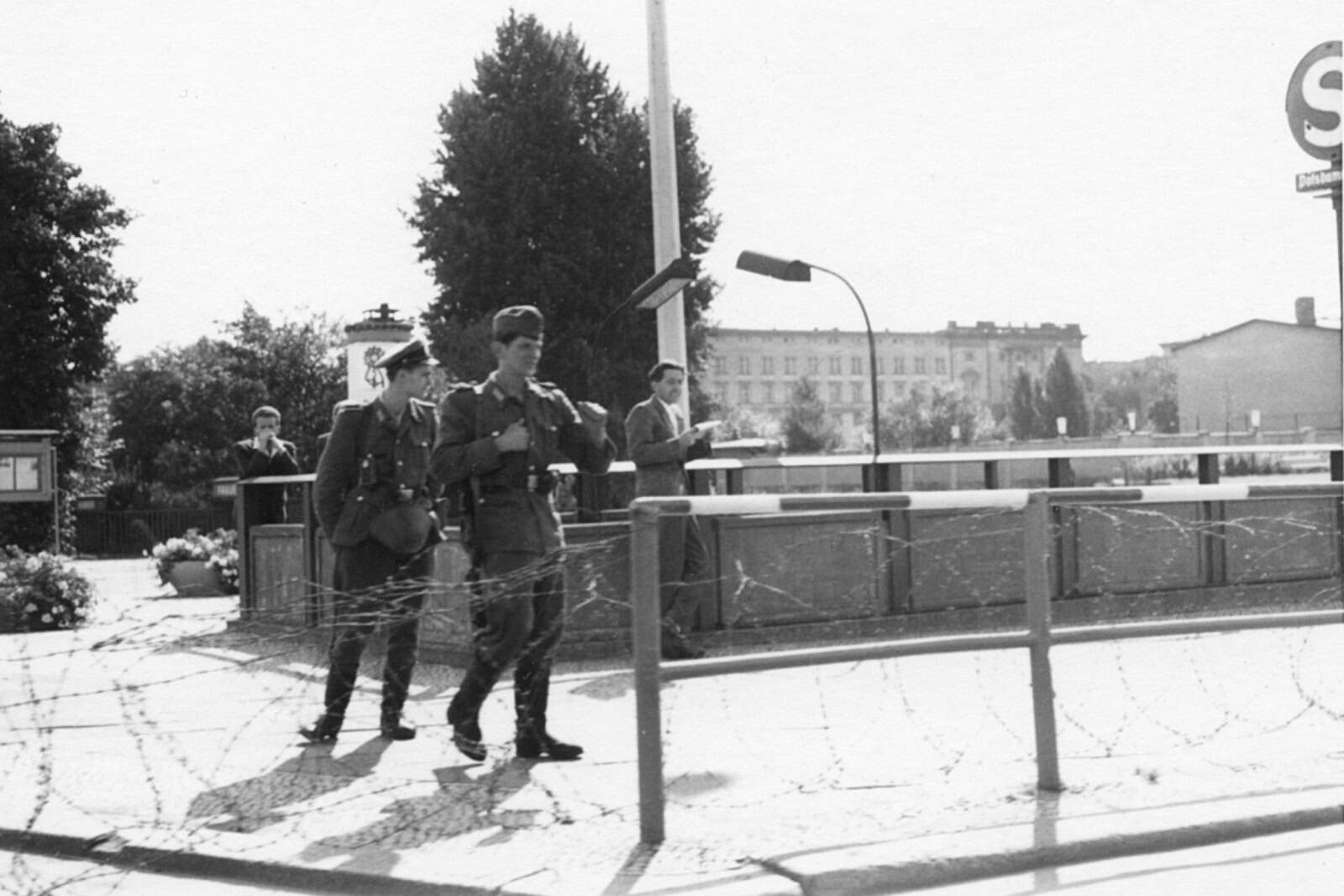 August 1961: Zwei Grenzpolizisten stehen hinter der Abriegelung am Potsdamer Platz. Foto: Stiftung Berliner Mauer/Christoph Schmidt-Kray 