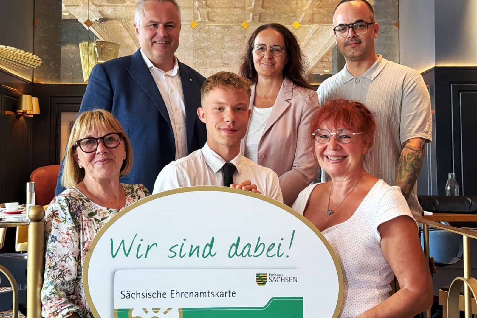 Jens Dzurny, Präsident DEHOGA Sachsen, Dagmar Neukirch, Staatssekretärin im Sächsischen Sozialministerium, und Steve Weichsel von Wilma Wunder setzen gemeinsam ein Zeichen für mehr Wertschätzung des Ehrenamts. Den Auftakt begleitet haben heute Monika Nicklisch, Ehrenamtliche im Nachtcafé der Kirchge