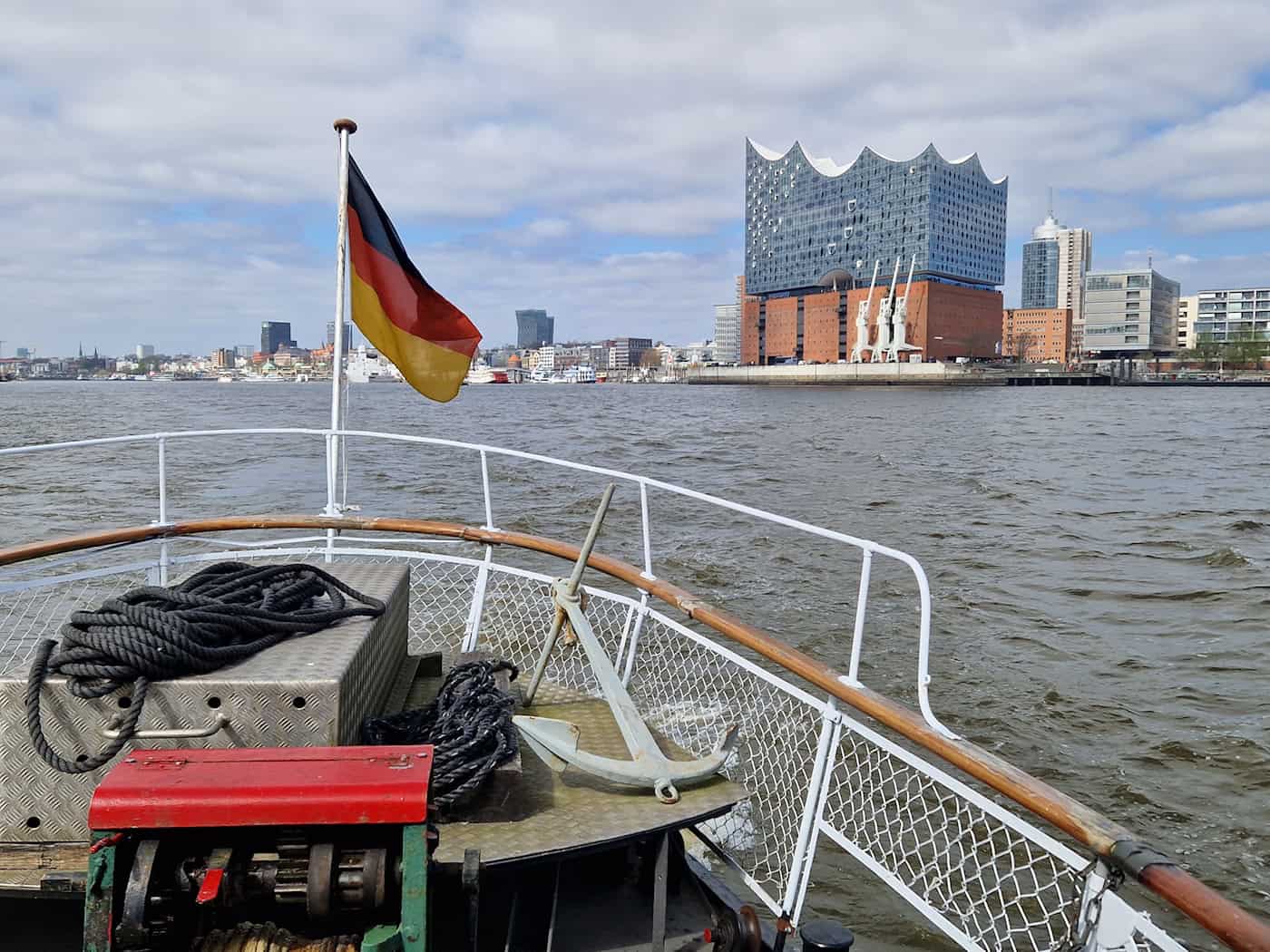 Die Hafenrundfahrt in Hamburg erleben Sie an Bord des Dampfschiffes "Kaiser Wilhelm". Foto: Hillmann/STEAM Cruises