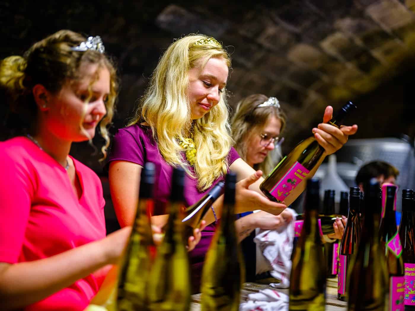 Die Weinhoheiten etikettieren höchstpersönllich die Kerner-Sonderedition. Foto: Andreas Wirsig