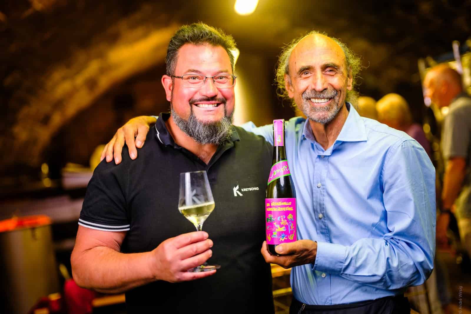 Winzer Andreas Kretschko (l.) und Künstler César Olhagaray präsentieren zum Weinfest den limitierten Kerner. Foto: André WirsigWinzer 