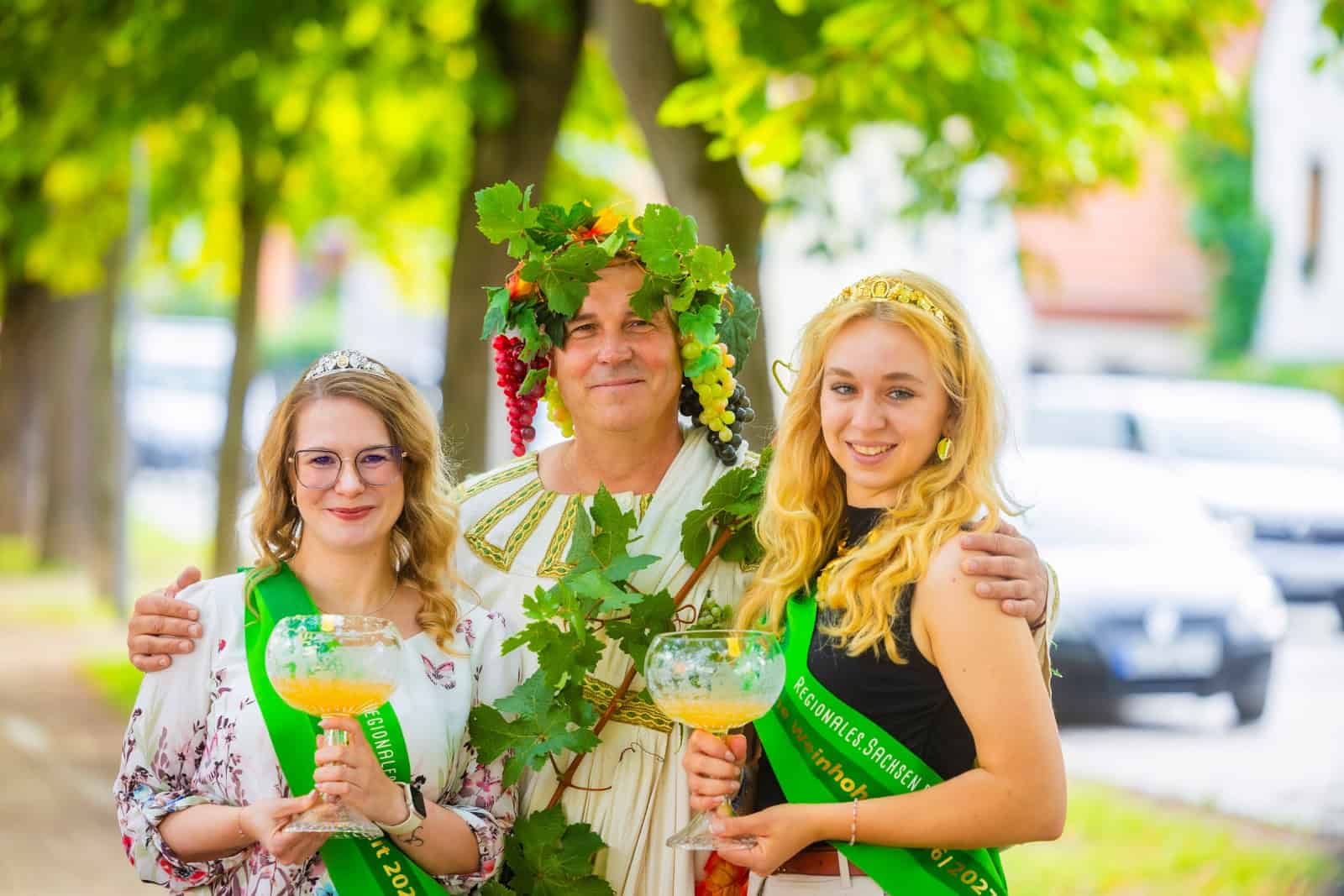 Laden nach Radebeul zum Weinfest ein (v.l): Weinprinzessin Jessica Löffner, Weingott Bacchus (Sascha Graedtke), Weinkönigin Luise PuhlmannFoto: Sylvio Dittrich @ Stadtverwaltung Radebeul