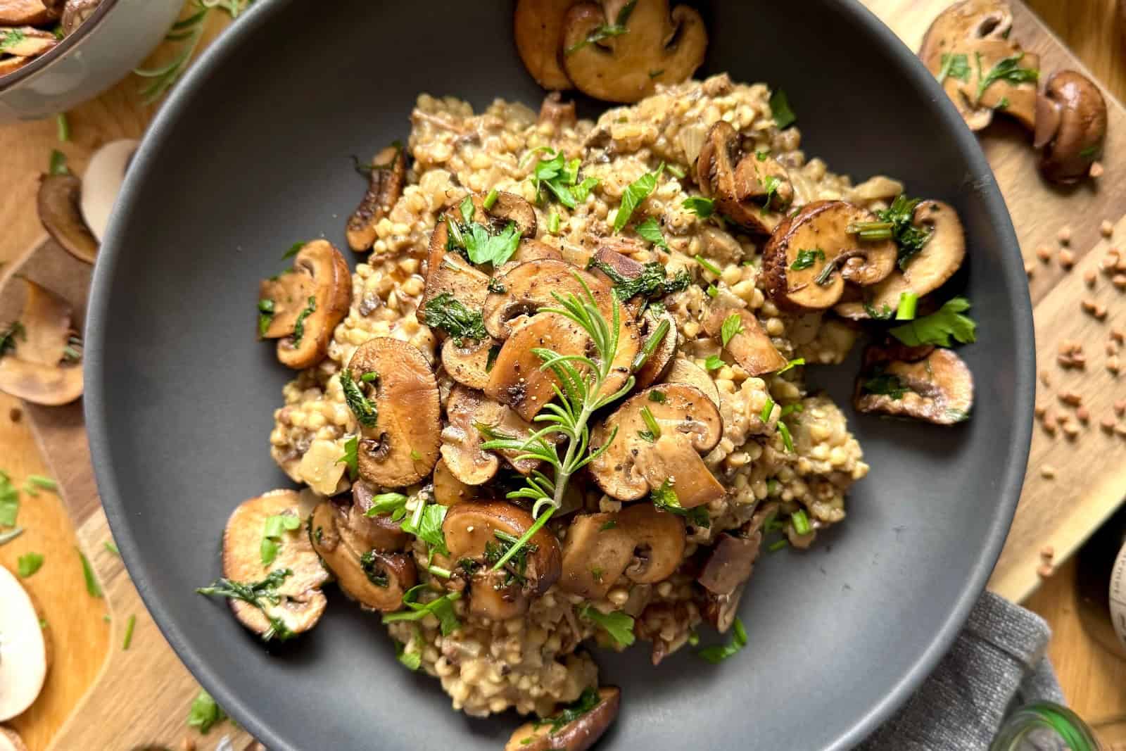 Buchweizenrisotto mit Pilzen und Kürbiskernöl. Foto: Bio Planete