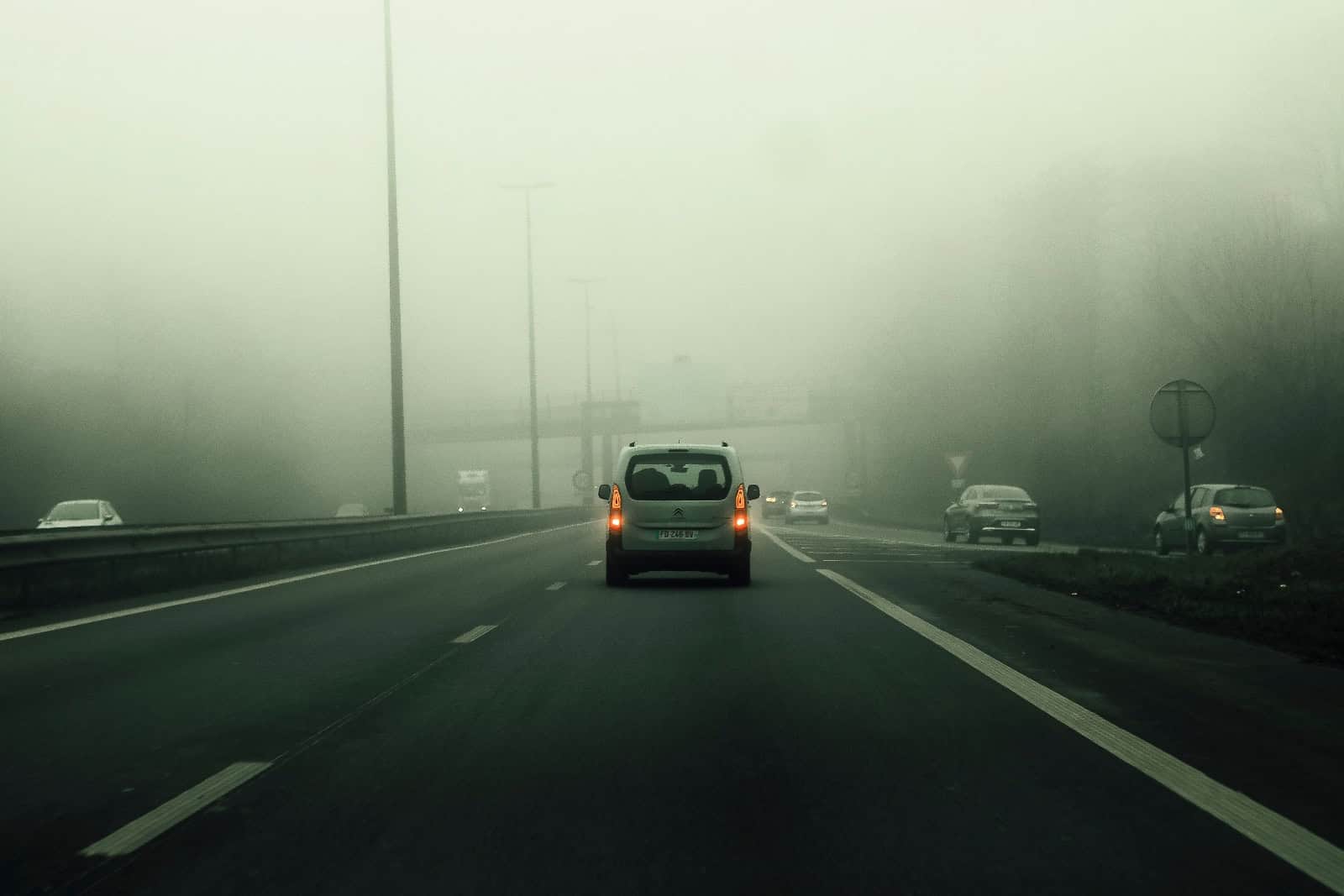Bei eingeschränkten Sichtverhältnissen sollten sich Autofahrer nicht ausschließlich auf die automatische Lichteinstellung verlassen. Foto: Pexels