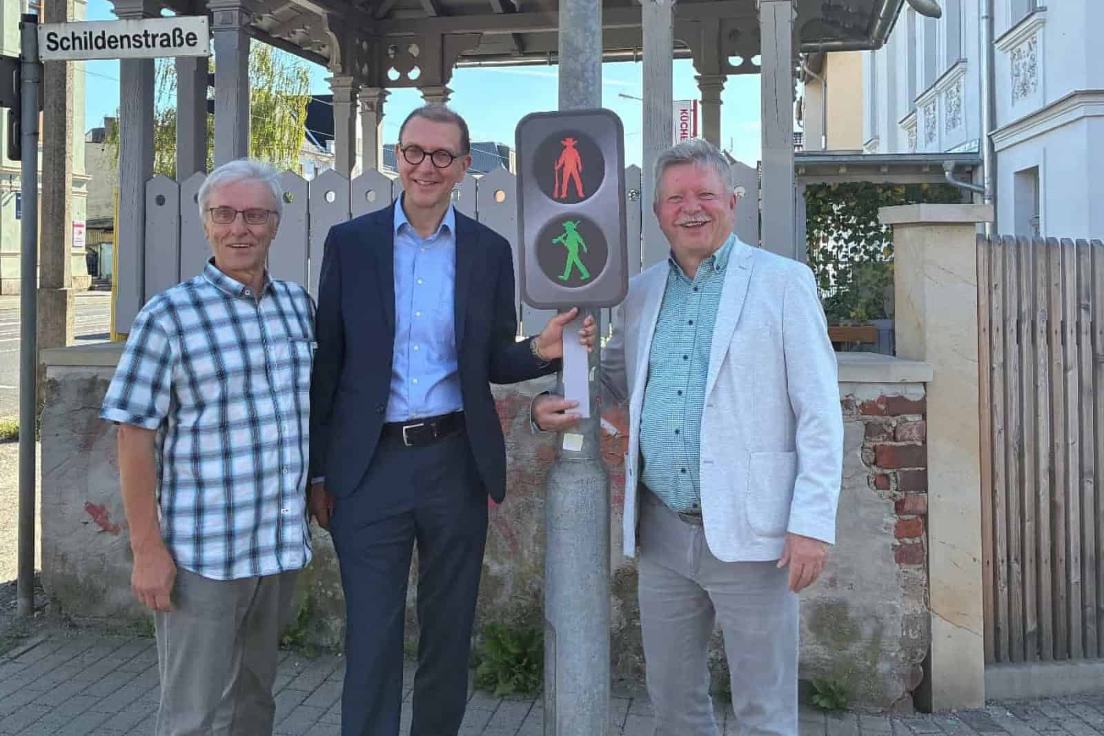 Beigeordneter Albrecht Hauck, Oberbürgermeister Prof. Ulli Meyer und Oberbürgermeister Bert Wendsche (v.l.) mit der Cowboy-MotivampelFoto: Stadt Radebeul