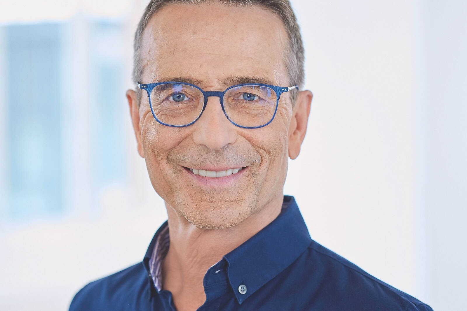 Dr. Matthias Riedl erklärt in seinem neuen Buch "Das Krebs-Darm-Paradox" , wie Ernährungsroutinen den Körper stärken. Foto: PR
