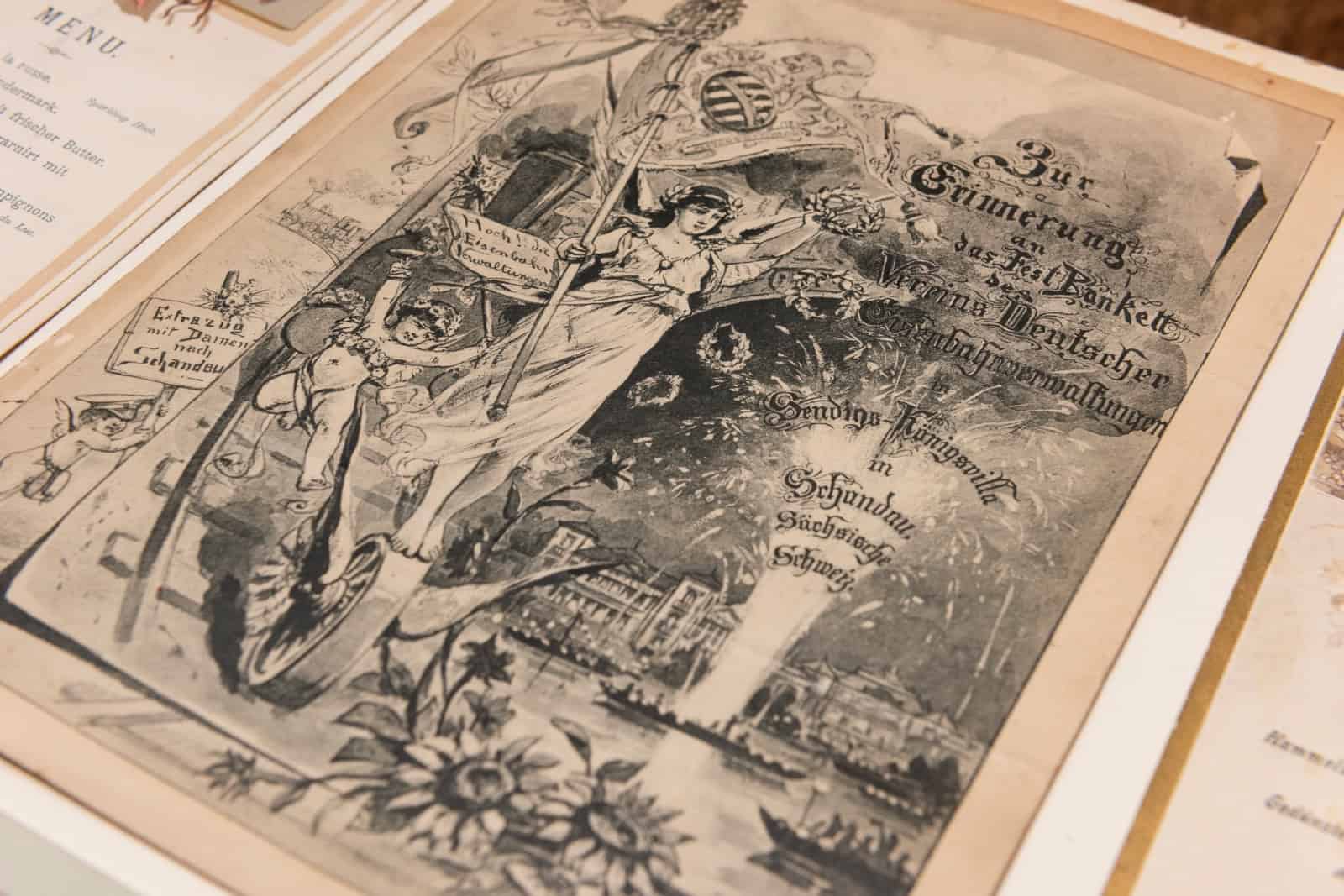 Die Sammlung von Reinhard LÄmmel umfasst über 1500 Menükarten, auch diese zur Erinnerung an das Fest Bankett des Vereins Deutscher Eisenbahnverwaltungen in Schandau, Sächsische Schweiz, um 1900. Foto: Ramona Ahlers-Bergner 