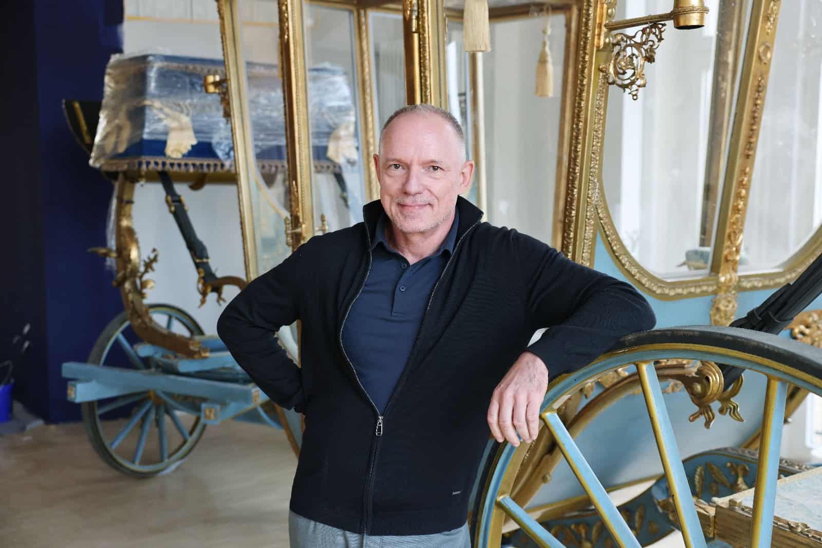 Museums-Geschäftsführer André Döhring lehnt am Prunkstück der Casanova-Ausstellung, einer Kutsche aua der Netflix-Serie "Die Kaiserin". Foto: PR