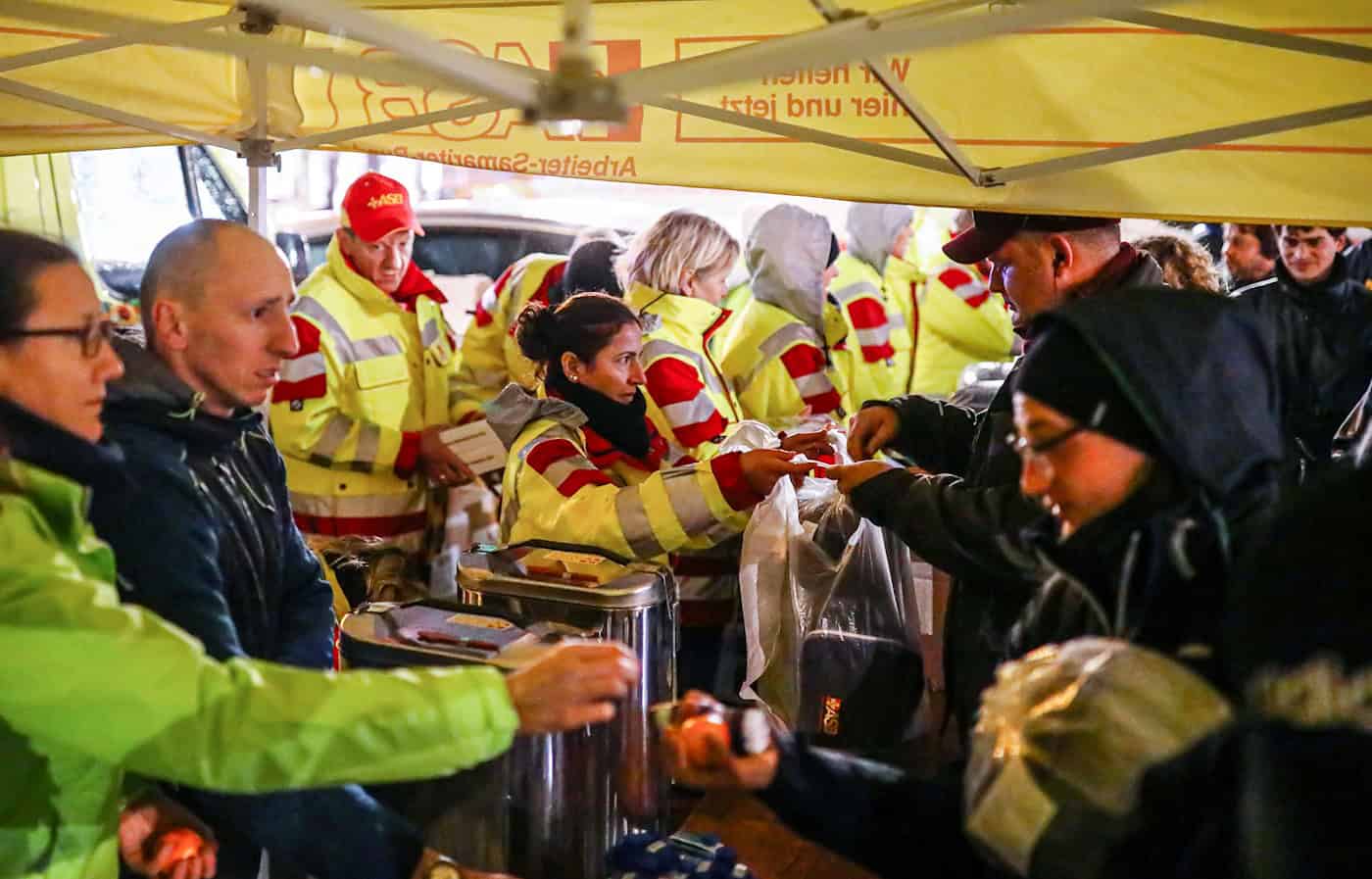 Herzliche Worte gehören wie warmes Essen zu den Hilfsangeboten des ASB im kalten Winter. Foto: Hannibal Hanschke Herzliche Worte gehören wie warmes Essen zu den Hilfsangeboten des ASB im kalten Winter. Foto: Hannibal Hanschke