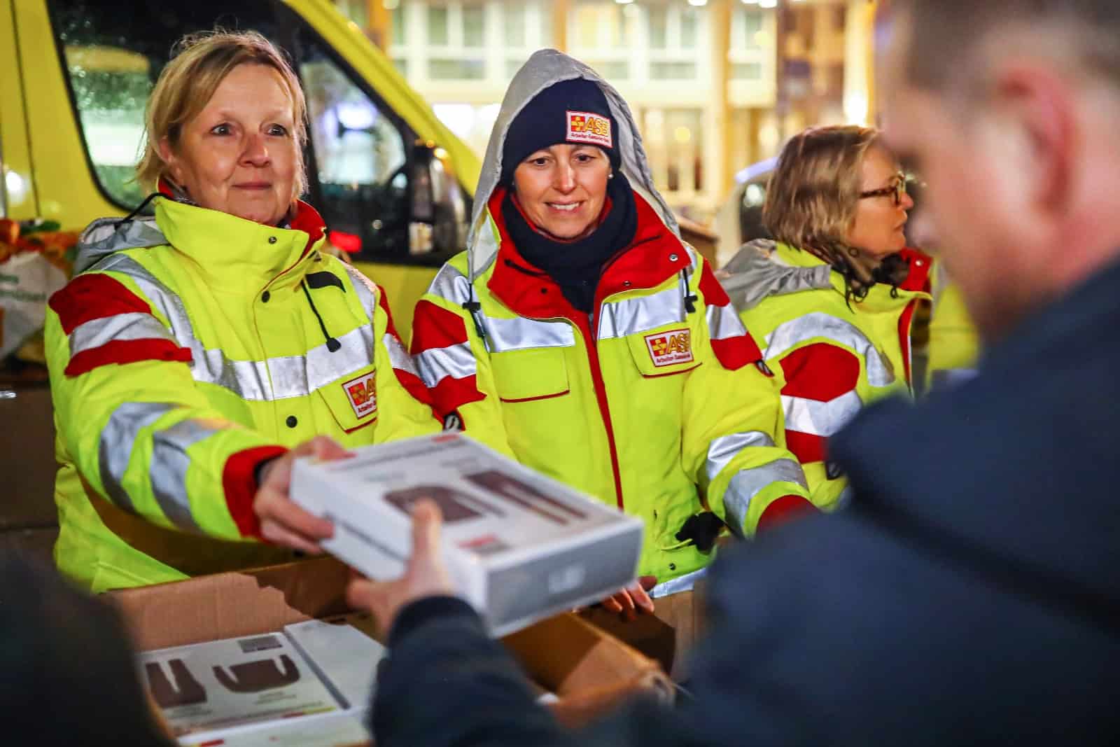 Der Arbeiter-Samariter-BUnd (ASB) startet die Kältehilfe. Mit Geldspenden wird u.a. warme Unterwäsche  für hilfsbedürftige Menschen gekauft. Foto: Hannibal Hanschke