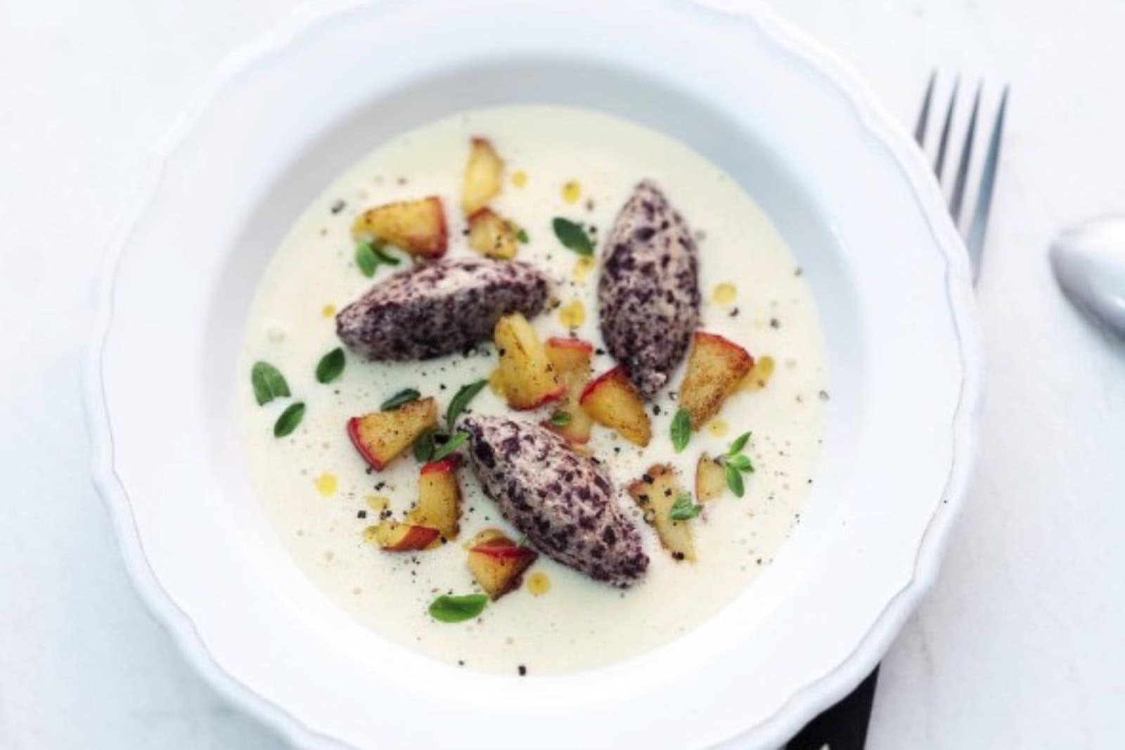 Johann Lafers Kartoffelsuppe mit Blutwurstnockerl. Foto: Michael Wissing