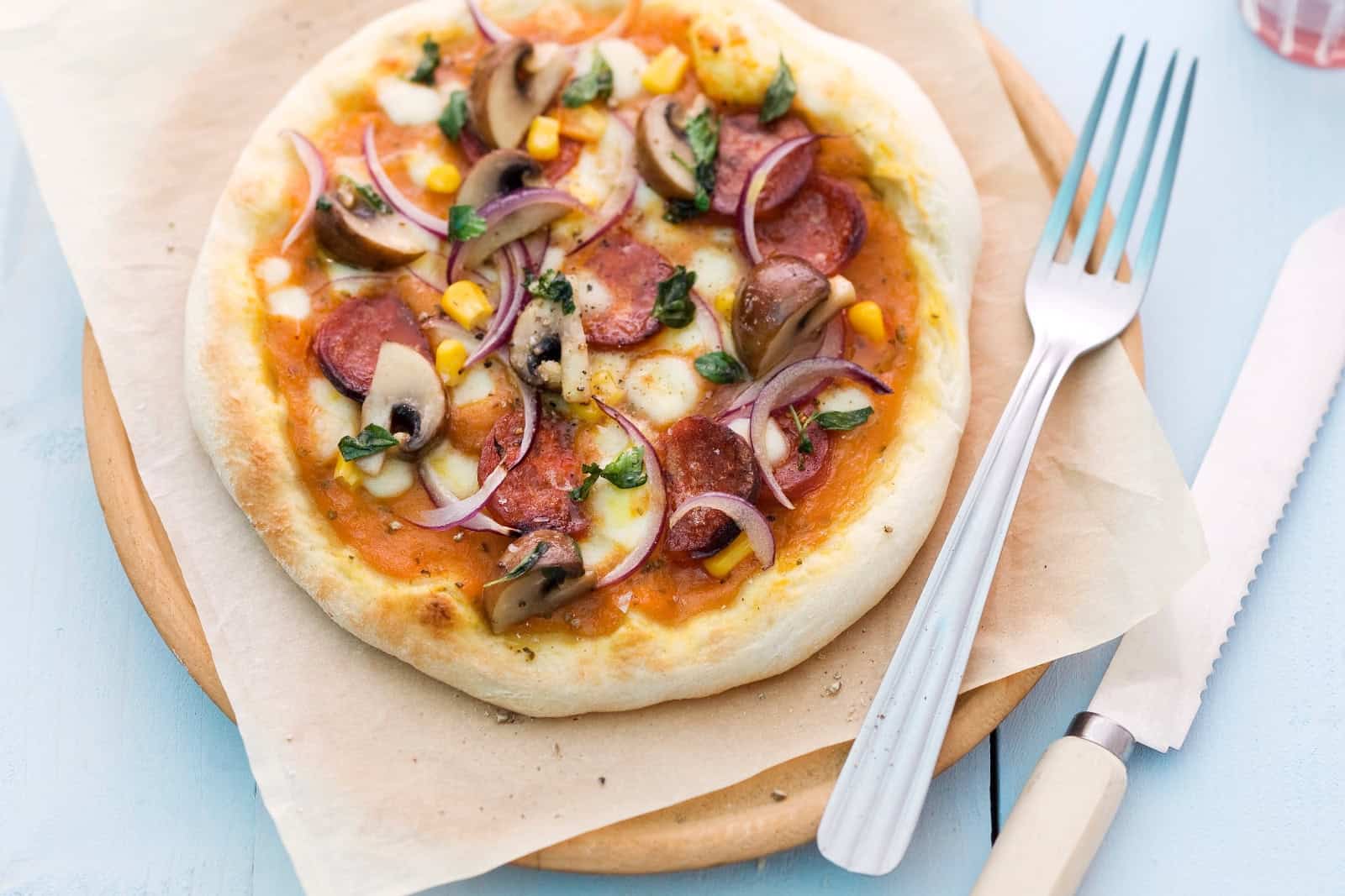 Ein Rezept von Johann Lafer: Kürbis-Pizza mit Chorizo. Foto: Michael Wissing