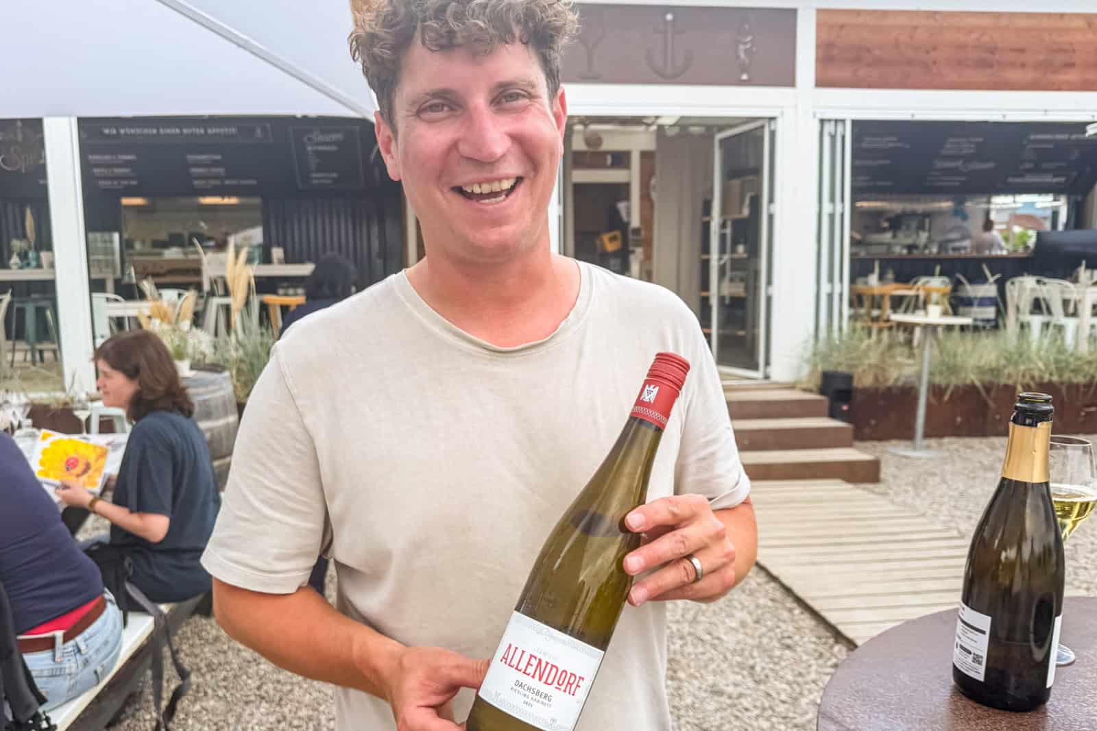 Winzer Max Schönleber mit einem Riesling-Kabinett. Foto: Ulrich van Stipriaan. 