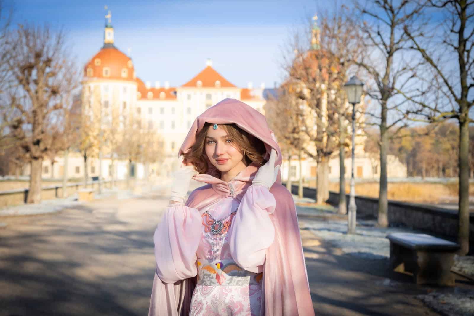 Aschenbrödel lädt zum 15. Mal zur Winterausstellung in Schloss Moritzburg ein. Foto: Schloss Moritzburg/Sylvio Dittrich