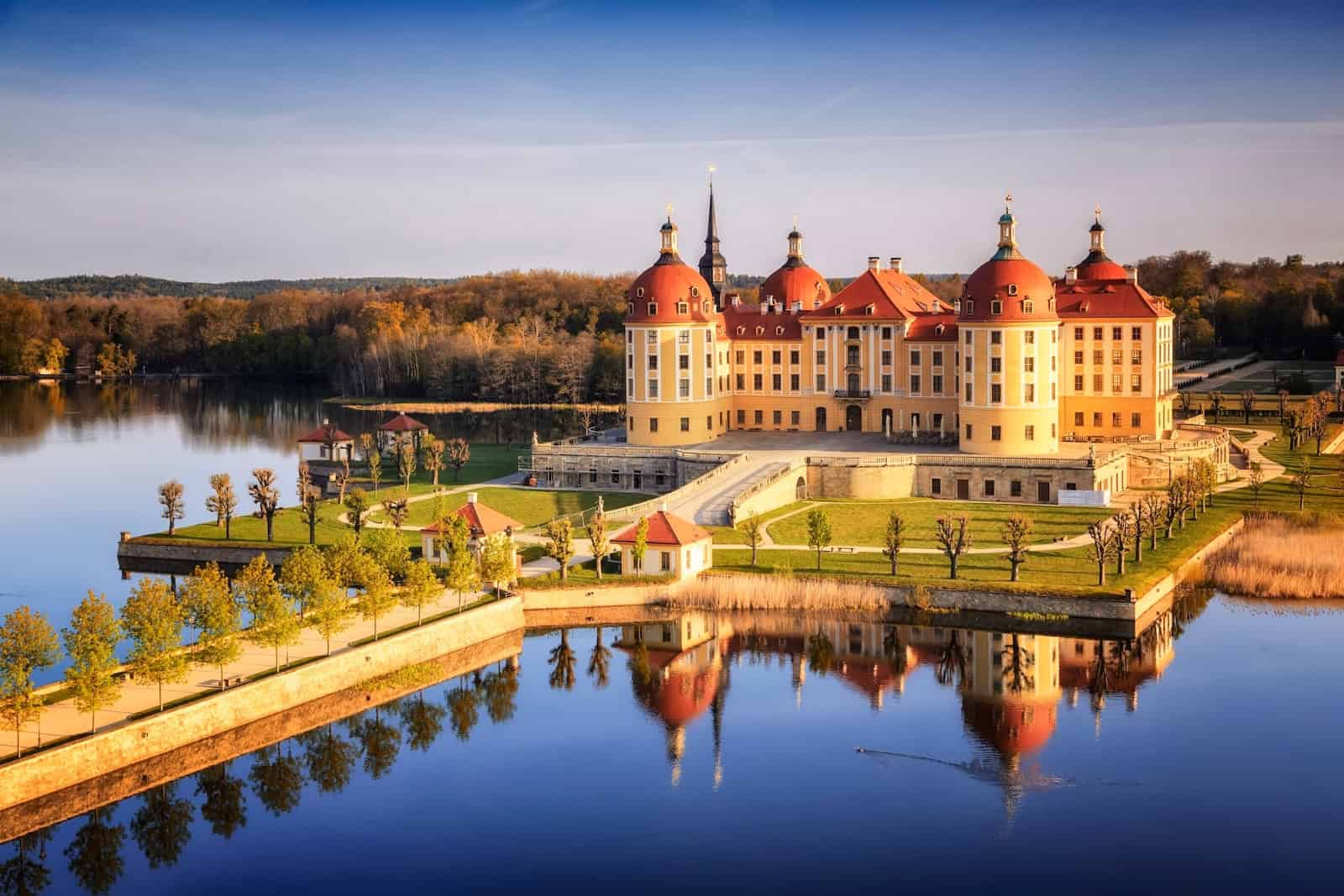 Schloss Moritzburg erwartet sie zu interssanten Führungen. Foto: Schhlösserland Sachsen/Marcel Quietzsch 