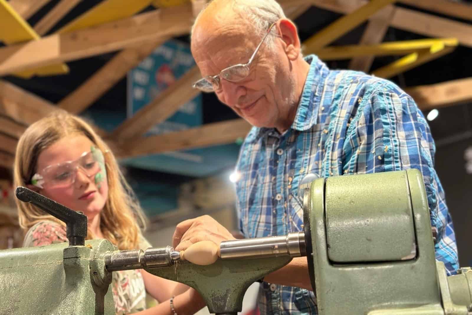 Das Handwerk des Drechselns ist in Oskarshausen zu erleben. Foto: Oskarshausen. 