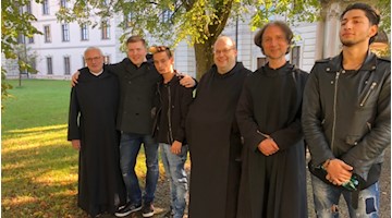 Singender REWE Verkäufer aus Dresden geht ins Kloster