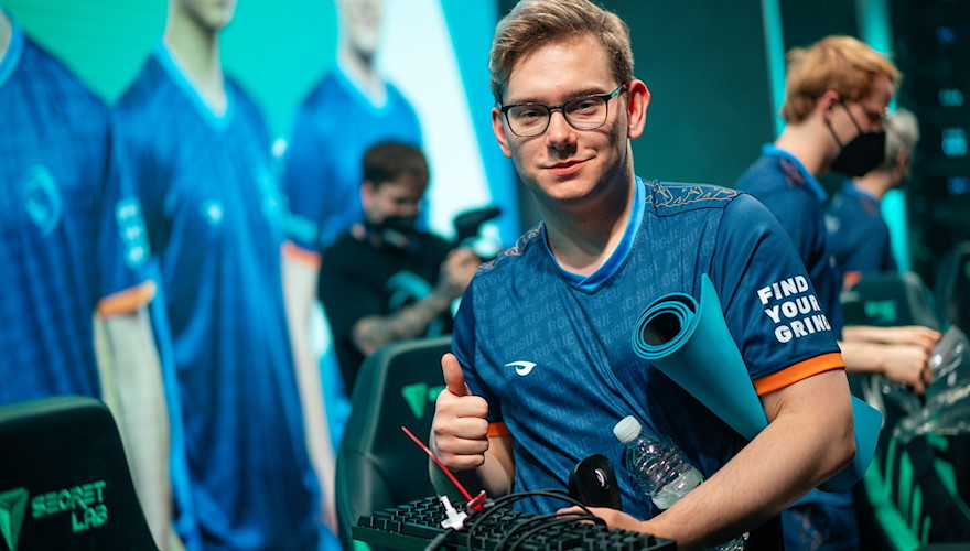 Evil Geniuses Celebrates first title in North American LCS