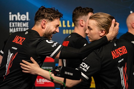 Mouz and G2 retain chance at Arena in IEM Cologne