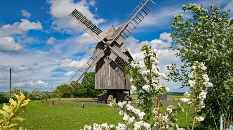 Montagsimpulse - Windmühle im Frühling / pixabay.com