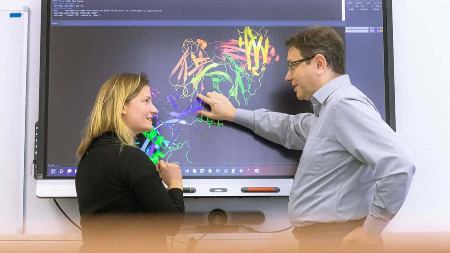 Gemeinsam gegen Viren: Clara Schoeder und Jens Meiler von der Universität Leipzig.