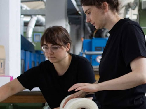 Da geht doch noch mehr: Aus Textilabfällen entwickeln Kristin Nebauer (l.) und Anne Richter neue Materialien.