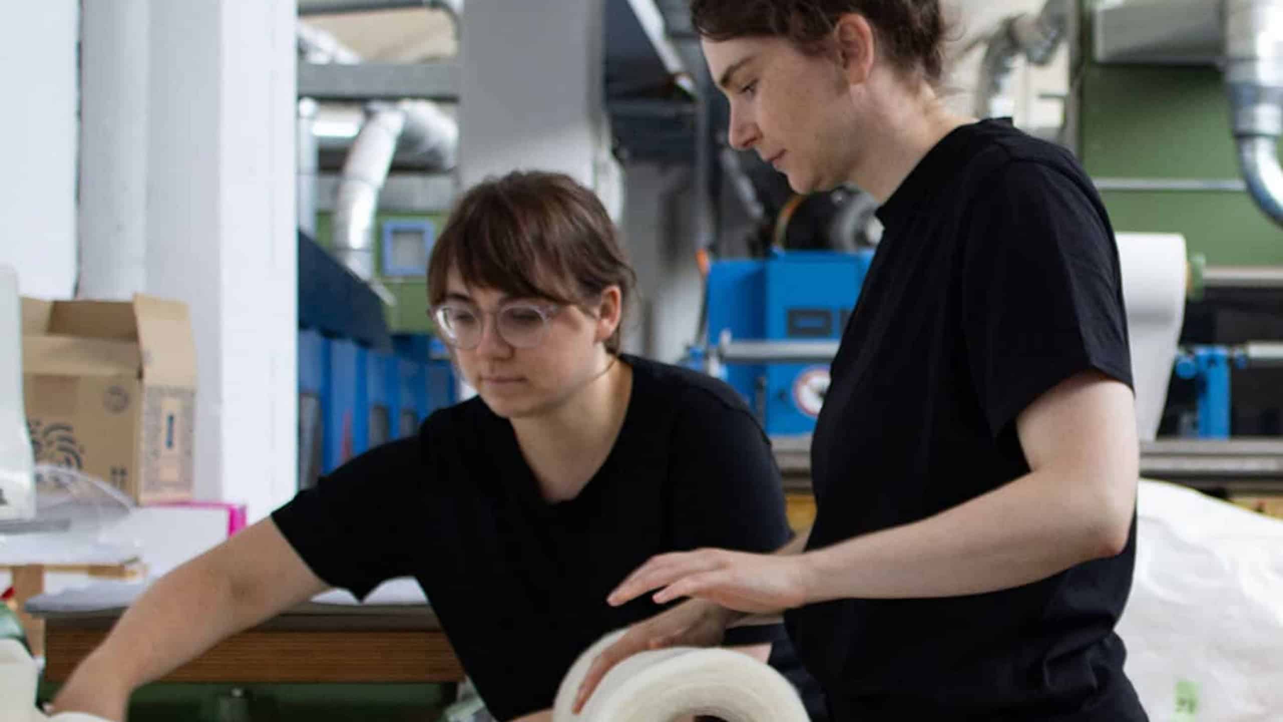 Da geht doch noch mehr: Aus Textilabfällen entwickeln Kristin Nebauer (l.) und Anne Richter neue Materialien.