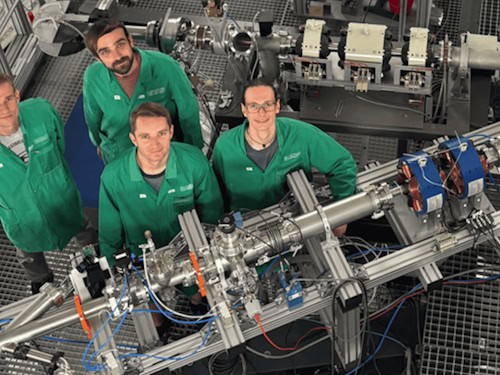 Sie wollen den Minuten nach dem Urknall auf die Spur kommen: Das Team hinter der neuen Beamline: Toralf Döring, Steffen Turkat, Max Osswald und Frederik Uhlemann (v. l. n. r.).