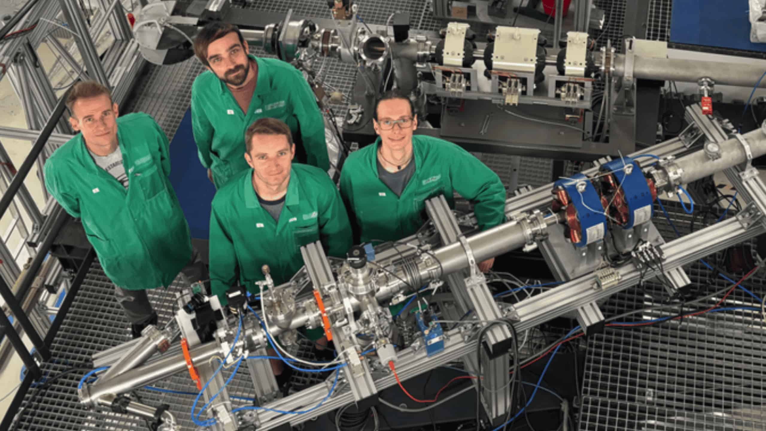 Sie wollen den Minuten nach dem Urknall auf die Spur kommen: Das Team hinter der neuen Beamline: Toralf Döring, Steffen Turkat, Max Osswald und Frederik Uhlemann (v. l. n. r.).