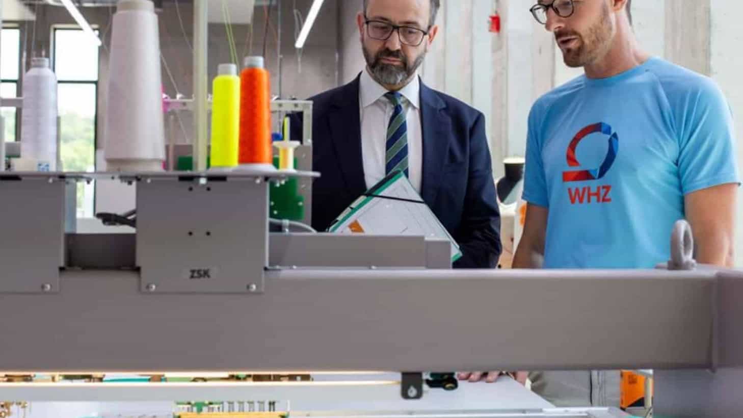 Sebastian Gemkow (l.) und Philipp Thiem an der Mehrkopfstickmaschine im neuen Technikum. Dort werden Ideen für nachhaltige Textilien entwickelt.