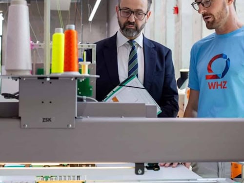 Sebastian Gemkow (l.) und Philipp Thiem an der Mehrkopfstickmaschine im neuen Technikum. Dort werden Ideen für nachhaltige Textilien entwickelt.