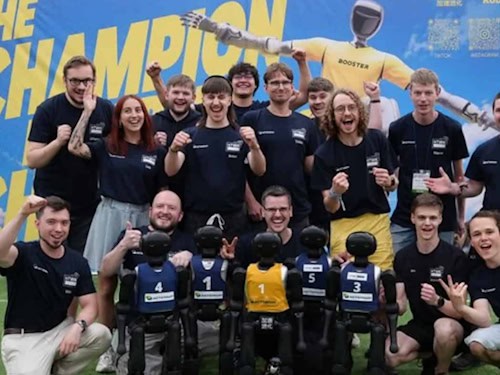 Vizeweltmeister: Das Leipziger Team mit seinen humanoiden Robotern beim RoboCup 2026 in Südkorea.