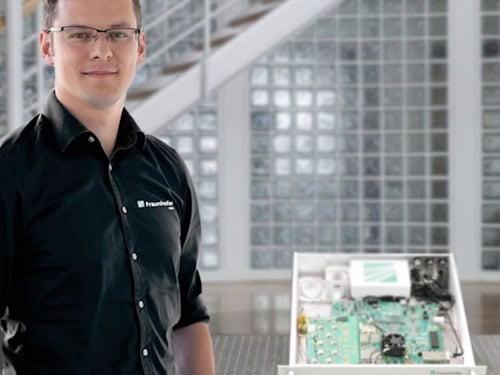 Zufall aus der Quantenwelt: Dr. Alexander Noack und der Q-Dice-Prototyp. Der soll Verschlüsselung sicherer machen.