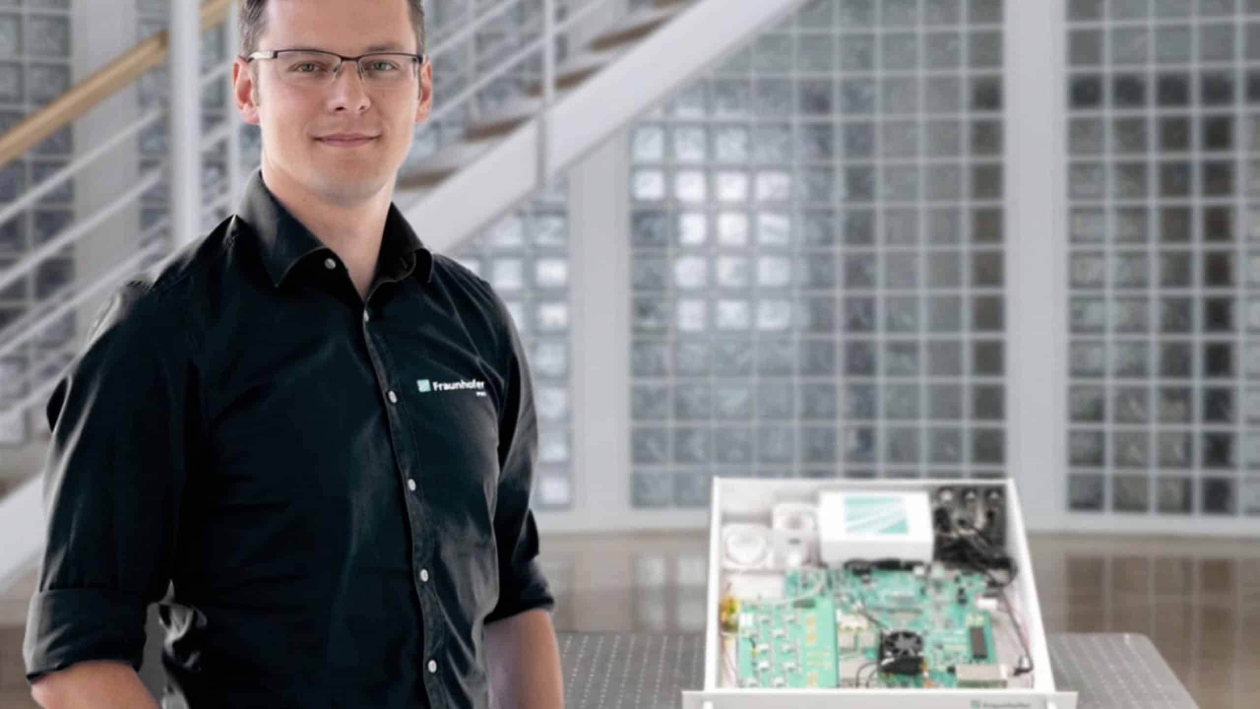 Zufall aus der Quantenwelt: Dr. Alexander Noack und der Q-Dice-Prototyp. Der soll Verschlüsselung sicherer machen.