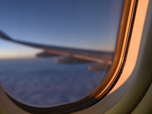 Damit Elektroflugzeuge effizient fliegen können, müssen Energieverluste im Bordnetz möglichst gering sein. Das Projekt Cab-E-Net entwickelt dafür neue Technologien.