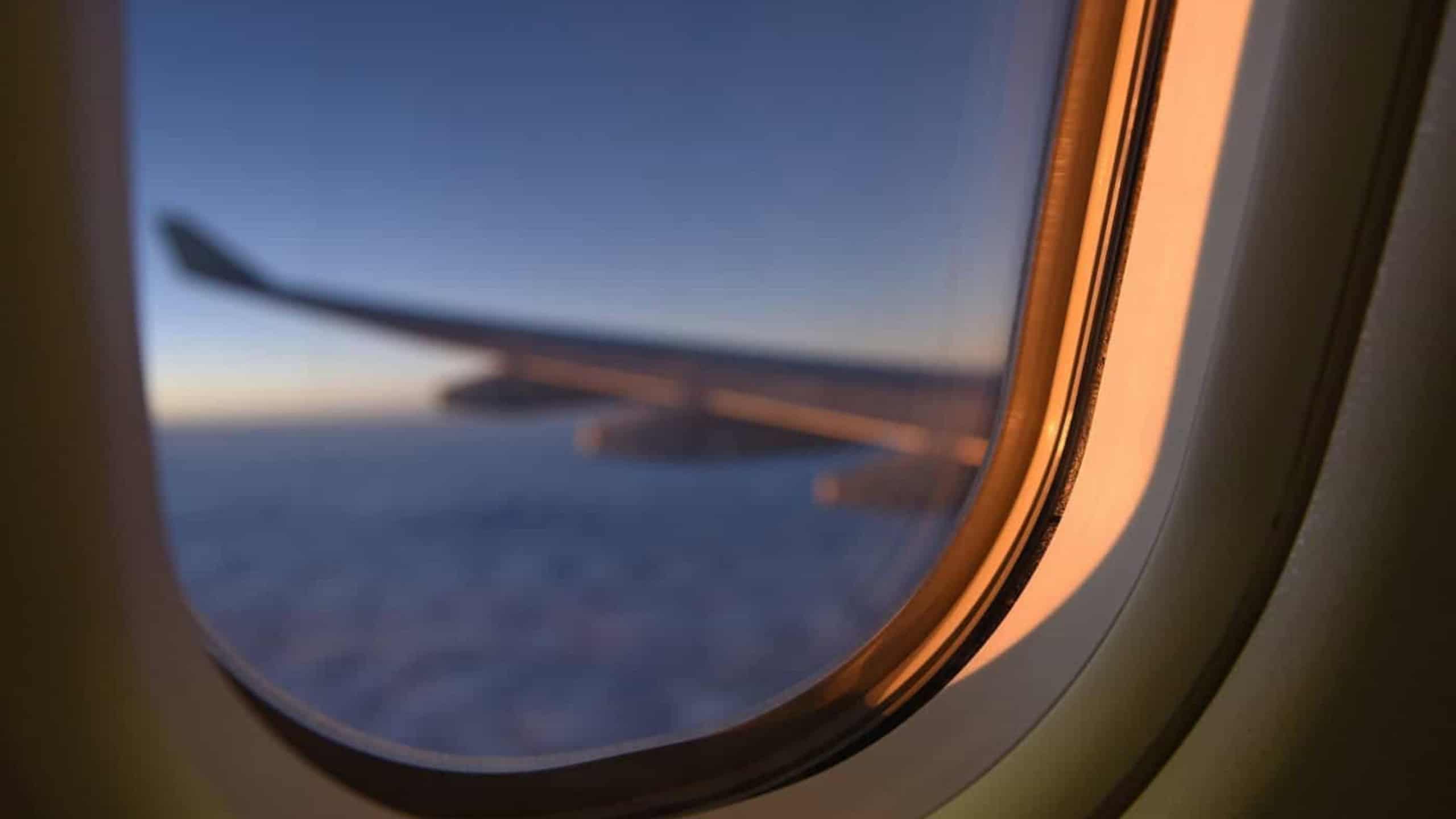 Damit Elektroflugzeuge effizient fliegen können, müssen Energieverluste im Bordnetz möglichst gering sein. Das Projekt Cab-E-Net entwickelt dafür neue Technologien.