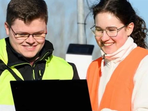 Forschen für erneuerbare Energie: Das MUBARES-Team der HTW Dresden testet auf dem des A-Gebäudes, wie viel Energie der Wind liefern kann.