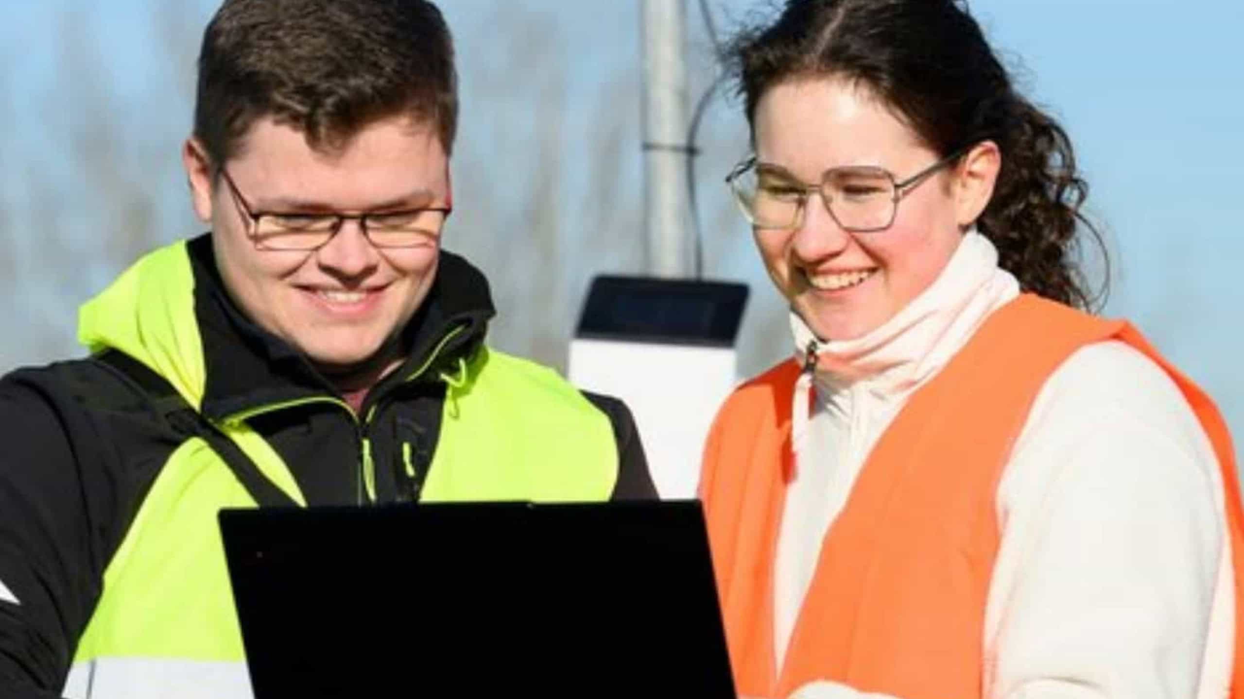 Forschen für erneuerbare Energie: Das MUBARES-Team der HTW Dresden testet auf dem des A-Gebäudes, wie viel Energie der Wind liefern kann.