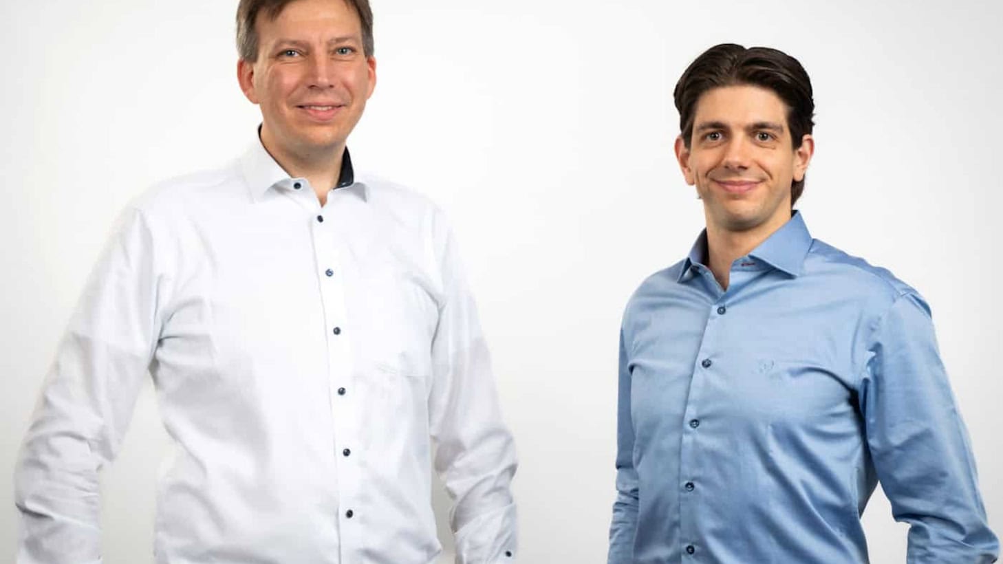 Prof. Oliver Bruns (l.) und Dr. Bernardo Arús haben gemeinsam mit einem internationalen Team weltweit erstmals Proteine entwickelt, die im Nah- und Infrarotbereich fluoreszieren.