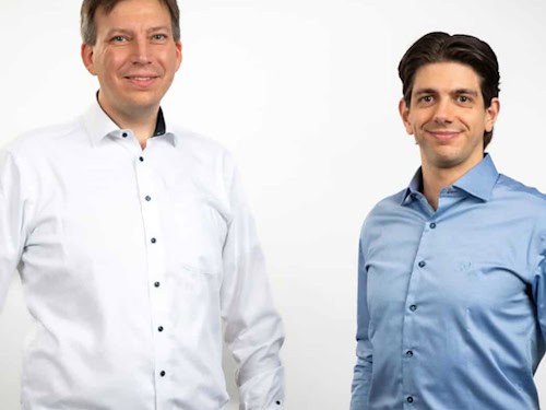 Prof. Oliver Bruns (l.) und Dr. Bernardo Arús haben gemeinsam mit einem internationalen Team weltweit erstmals Proteine entwickelt, die im Nah- und Infrarotbereich fluoreszieren.