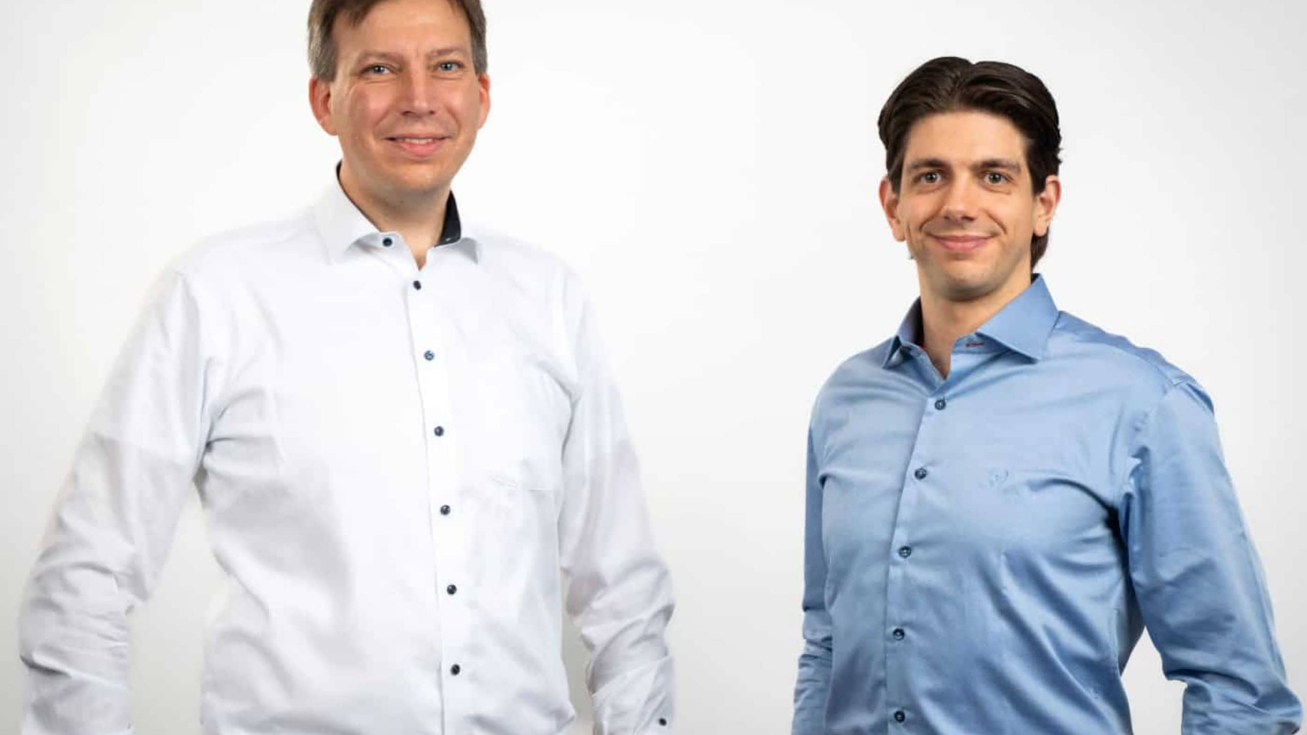 Prof. Oliver Bruns (l.) und Dr. Bernardo Arús haben gemeinsam mit einem internationalen Team weltweit erstmals Proteine entwickelt, die im Nah- und Infrarotbereich fluoreszieren.