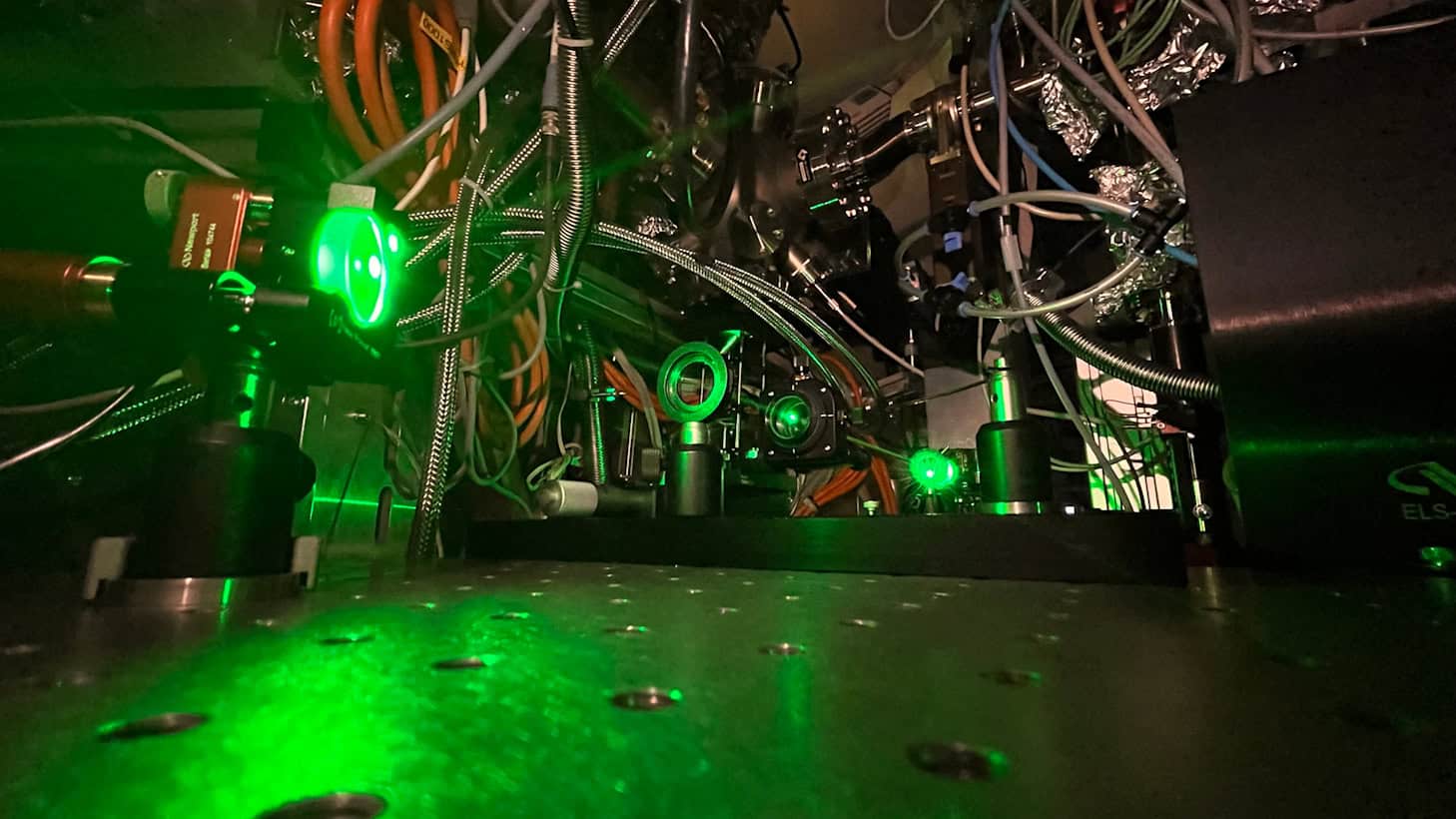 An BESSY II untersuchen Forschende, wie sich elektrische Ladungen in Materialien bewegen.