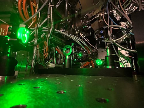 An BESSY II untersuchen Forschende, wie sich elektrische Ladungen in Materialien bewegen.