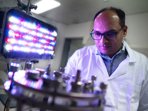 Bioaktive Materialien werden in Leipzig erforscht. Dr. Rohan Karande leitet die Forschungsgruppe SusBioTech am Zentrum b-ACTmatter.