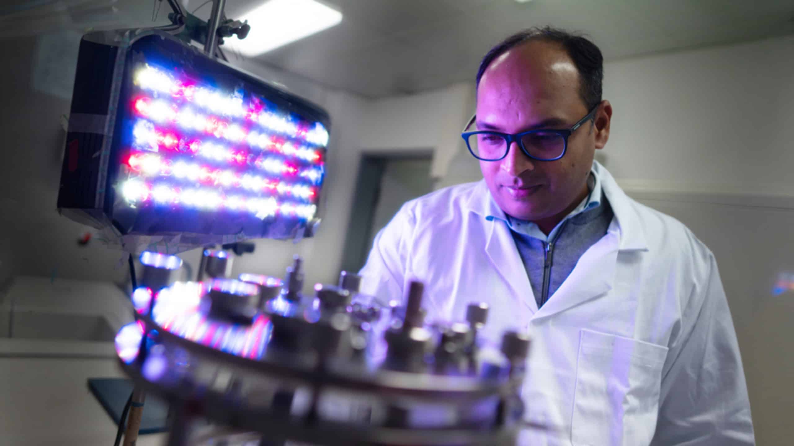 Bioaktive Materialien werden in Leipzig erforscht. Dr. Rohan Karande leitet die Forschungsgruppe SusBioTech am Zentrum b-ACTmatter.