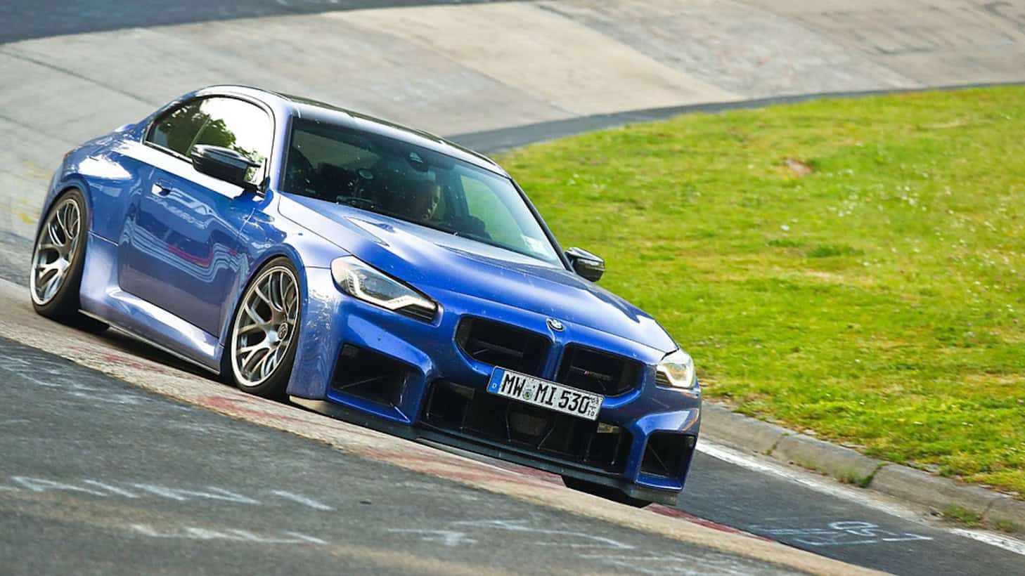 Der BMW M2 der Hochschule Mittweida erfährt Daten unter Rennbedingungen auf dem Nürburgring.