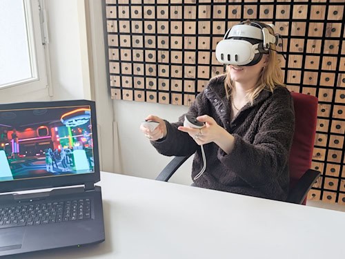 Tanzfläche in der Virtual Reality: Der Laptop zeigt, was auch die Probanden durch ihre VR-Brillen sehen werden.