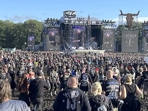 Konzertstimmung beim Wacken Open Air, wo Leipziger Forschende die Schmerztoleranz von Fans des Heavy Metal untersuchten.