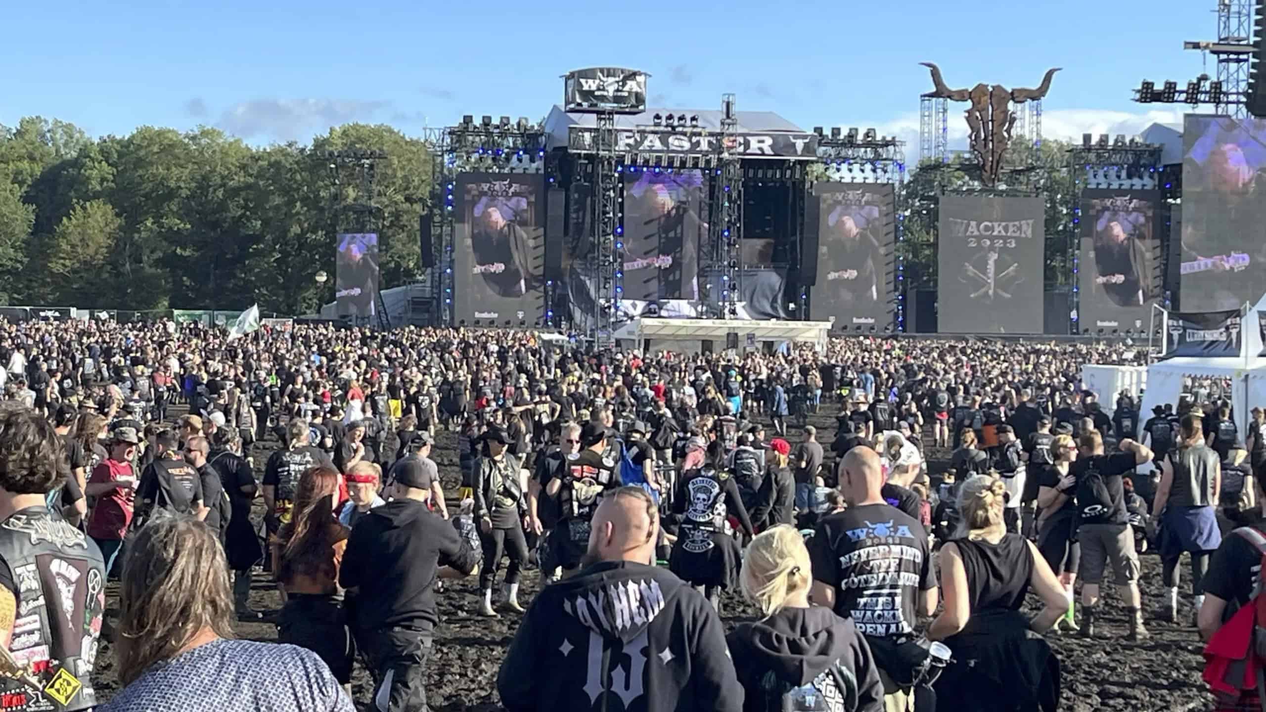 Konzertstimmung beim Wacken Open Air, wo Leipziger Forschende die Schmerztoleranz von Fans des Heavy Metal untersuchten.
